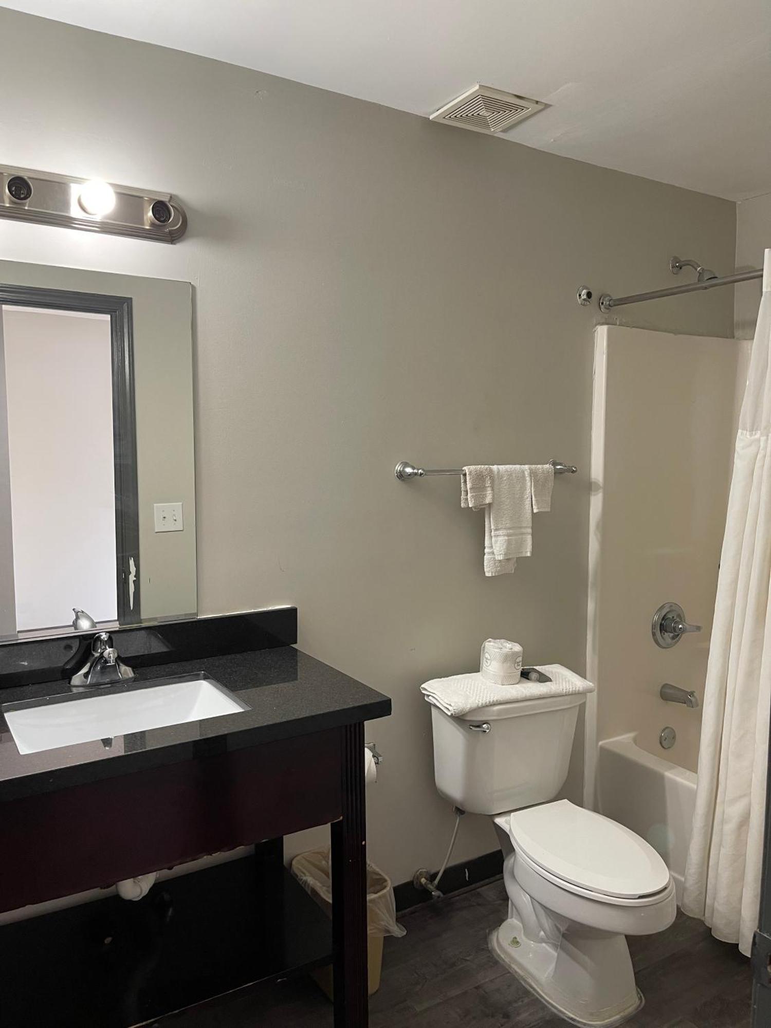 High Falls Inn & Suites Eksteriør billede